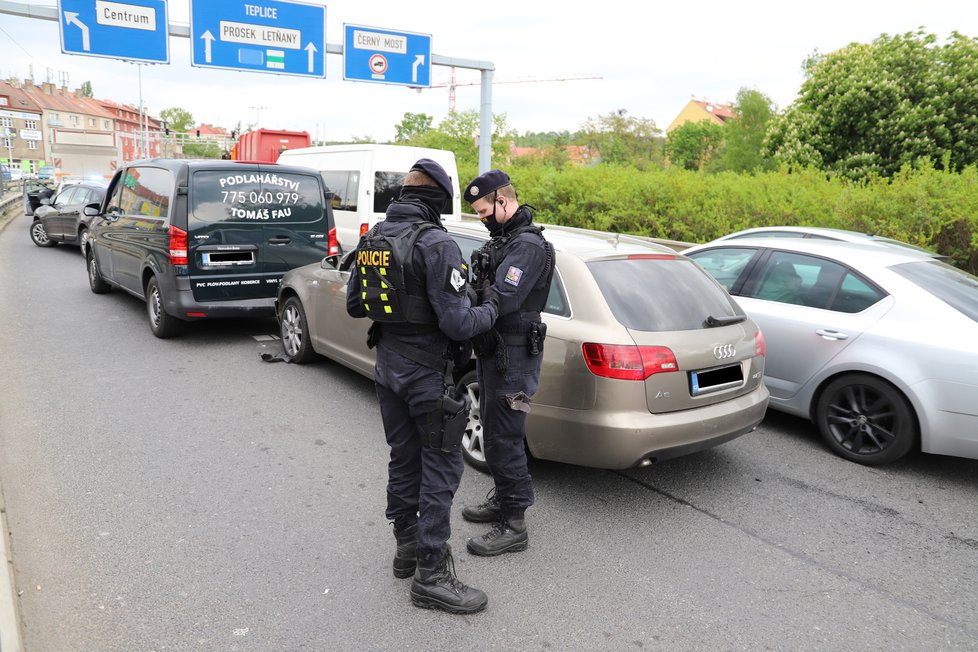 Policistům v Praze ujížděl zdrogovaný řidič. Dopadli ho v Hloubětíně.