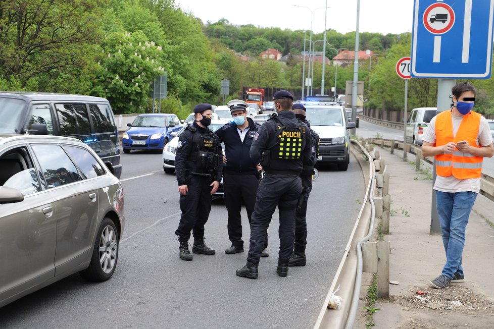 Policistům v Praze ujížděl zdrogovaný řidič. Dopadli ho v Hloubětíně.