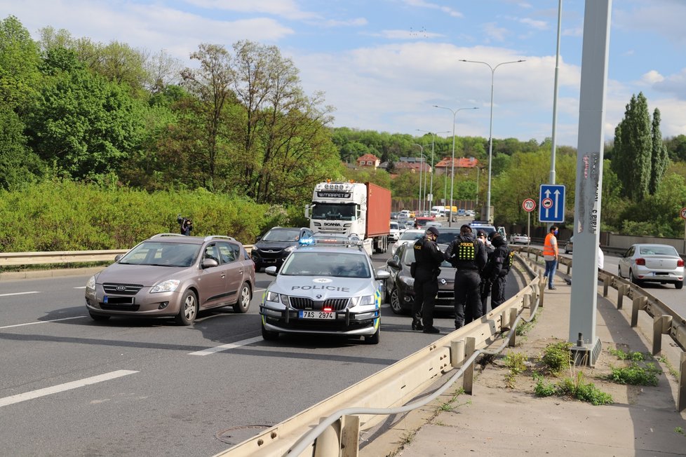 Policistům v Praze ujížděl zdrogovaný řidič. Dopadli ho v Hloubětíně.