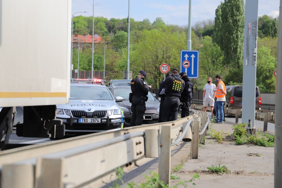 Policistům v Praze ujížděl zdrogovaný řidič. Dopadli ho v Hloubětíně.