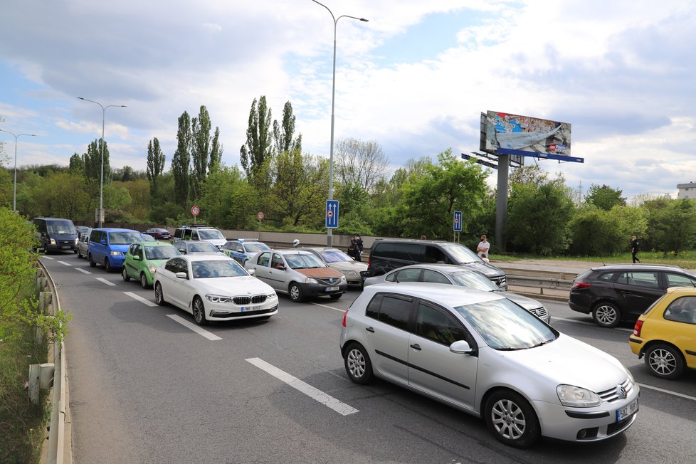 Policistům v Praze ujížděl zdrogovaný řidič. Dopadli ho v Hloubětíně.