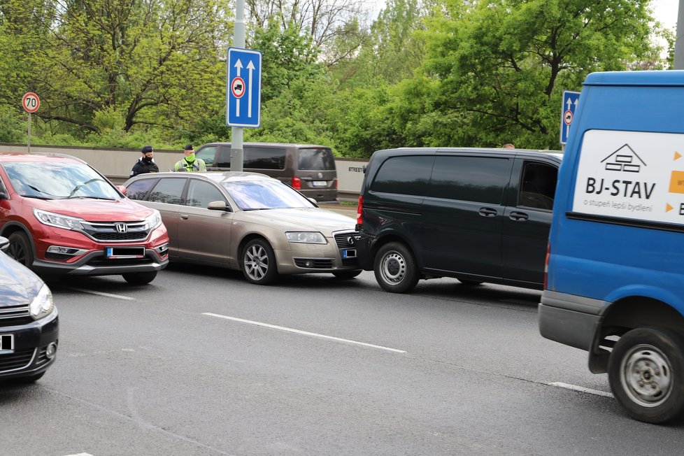 Policistům v Praze ujížděl zdrogovaný řidič. Dopadli ho v Hloubětíně.