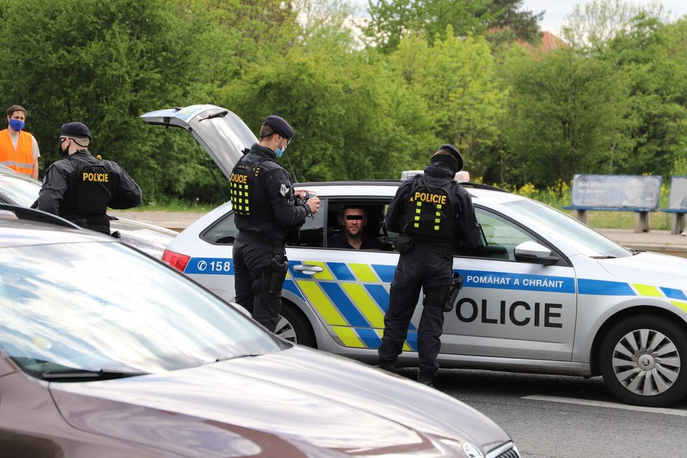 Policistům v Praze ujížděl zdrogovaný řidič. Dopadli ho v Hloubětíně.