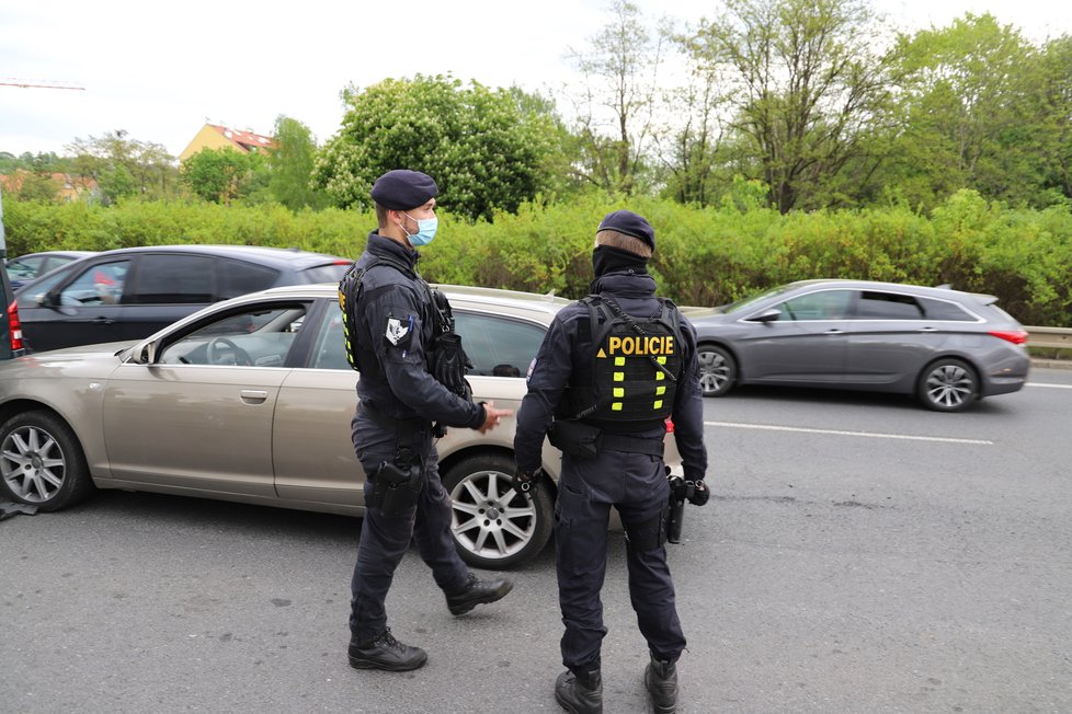 Tito dva policisté ujíždějícího muže dopadli.