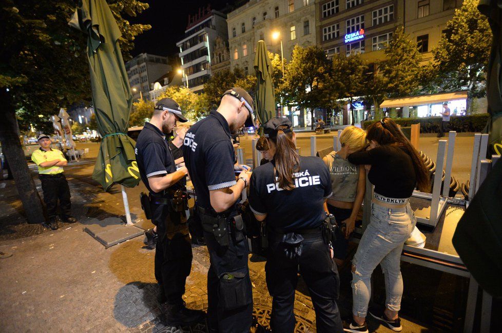 Partička mladistvých popíjela přímo na Václavském náměstí. Chlapec (17) nadýchal lehce pod 0,2 promile. Jedna z dívek (14) ale více než půl promile.