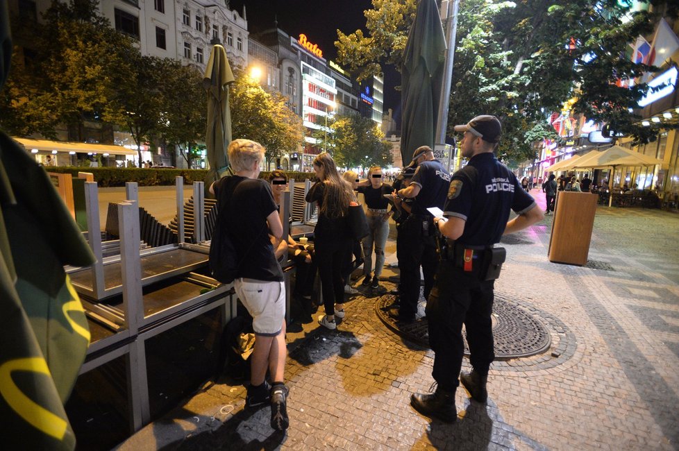 Partička mladistvých popíjela přímo na Václavském náměstí. Chlapec (17) nadýchal lehce pod 0,2 promile. Jedna z dívek (14) ale více než půl promile.