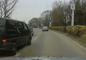 Opilý řidič hodil v Pardubicích myšku před policejní auto.