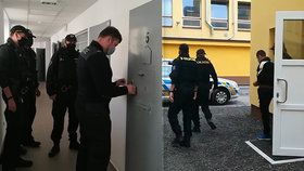 Obviněný muž v doprovodu policistů