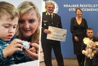 Policisté pro Filípka vybrali 169 tisíc korun: Trpí vadou, kvůli které nemůže chodit ani stát