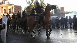 Pochod na romské ubytovny rozehnala policie dělobuchy a vodním dělem