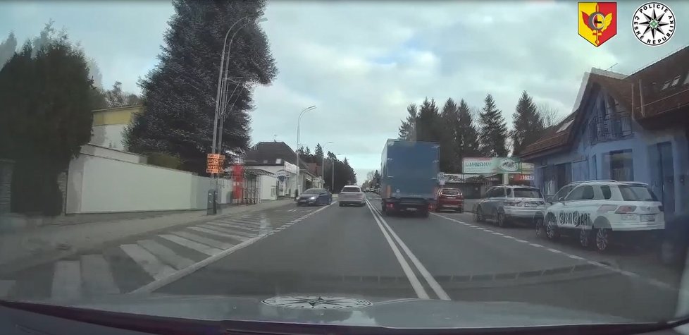 Policisté pronásledovali odcizené vozidlo, které před nimi ujíždělo z Prahy až do Říčan. Řidič se nezalekl ani výstřelů a během agresivní jízdy několikrát ohrozil další řidiče (16. listopadu 2021).