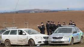 Takhle skončila šílená honička! Policisté do ujíždějícího auta bourali, řidiče varovali výstřely