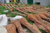 Přes dva tisíce granátů a 92 pancéřových pěstí: V zemi na Znojemsku byl ukryt funkční muničák!