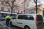 Policisté provádějí pyrotechnickou prohlídku v Lucemburské ulici na Praze 3. K případu musel vyjet také koroner