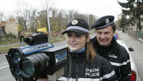 Ve středu 18. dubna budou policisté měřit rychlost na několika stovkách stanovišť. (Ilustrační foto)