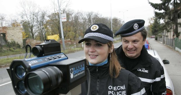 Ve středu 18. dubna budou policisté měřit rychlost na několika stovkách stanovišť. (Ilustrační foto)