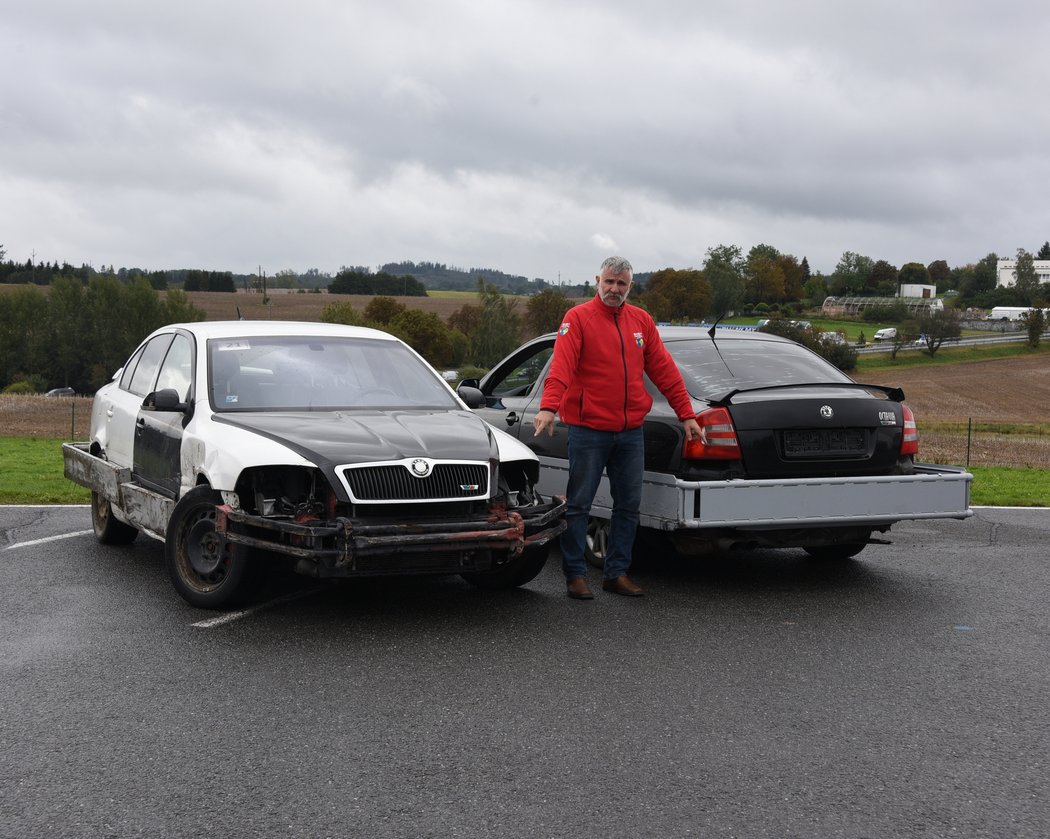 Vysloužilé Octavie II jsou pro výcvik manévru pit stop obehnány kromě policejního rámu i mohutnými nárazníky