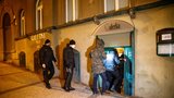 Policejní razie po pražských hospodách, ne všechny v deset zavřely. „Buzerace,“ myslí si hříšníci
