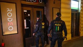 V pražských hospodách odhalili desítky vládních nařízení proti šíření covidu 19