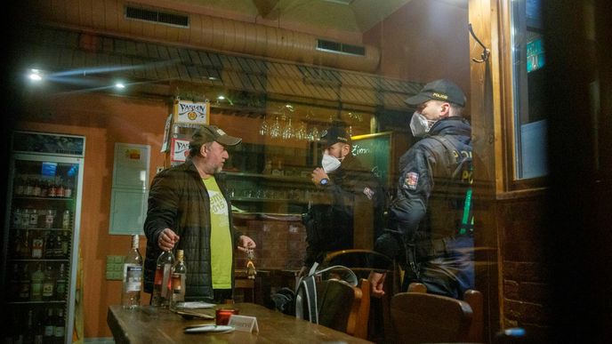 Policisté v Praze i jinde kontrolovali, jestli personál restaurací nepouští dovnitř lidi bez očkování. Přitom samo toto omezení bylo podle soudu nezákonné.