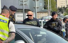 Po šílené jízdě skončil ve sloupu šofér se zákazem řízení. Závodil s policií, jako pominutý se řítil po Jižní spojce a ohrožoval desítky lidí. Alkohol nepil, test na drogy odmítl.