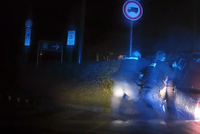 Policistům ujížděl v Sedlčanech šílenec ve škodovce: Při zatýkání chtěl s autem vycouvat