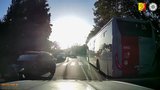 Bezohledné chování: Řidiči blokovali auto s rodící ženou!