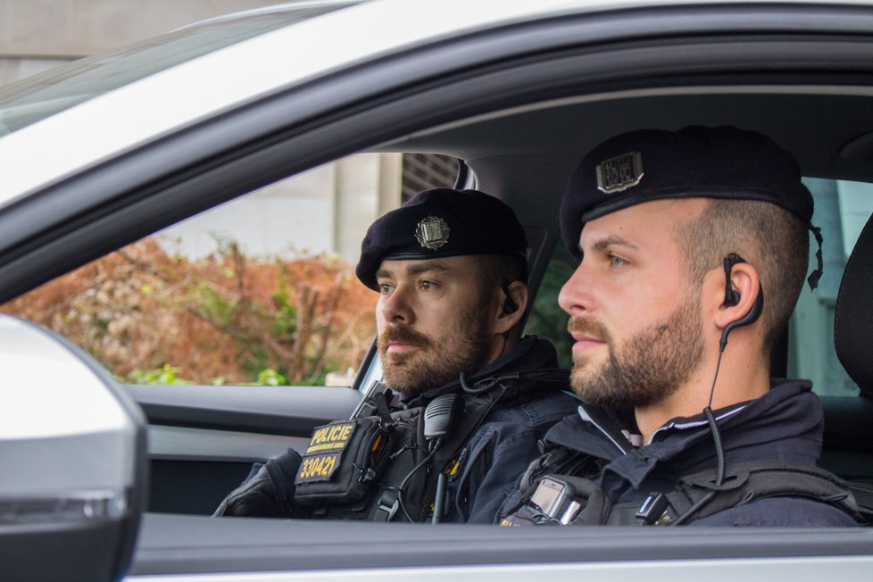 Policisté z Pohotovostní motorizované jednotky.