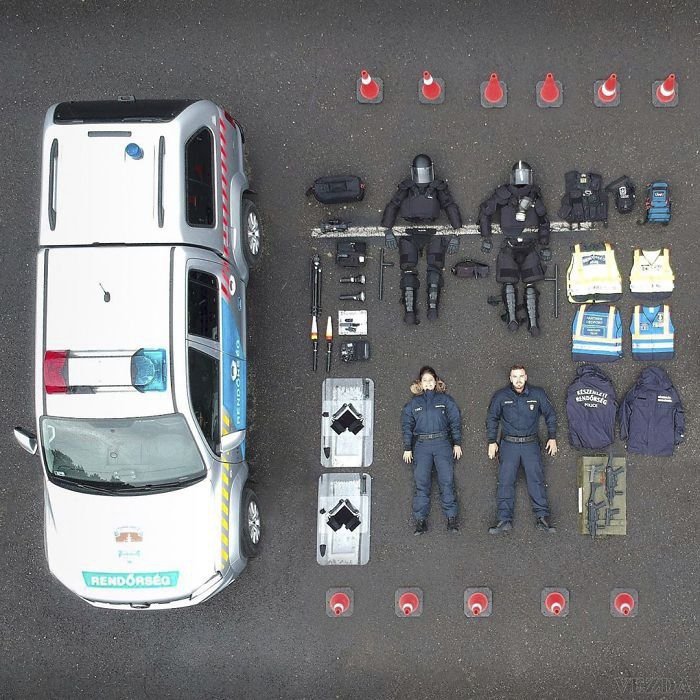 Policejní vozy, sanitky, vrtulníky i hasičské vozy odtajňují svůj obsah ve virální výzvě.
