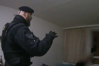 Dramatická záchrana v Praze 4: Sebevrah chtěl skočit z 5. patra, partnerka ho držela za nohu!