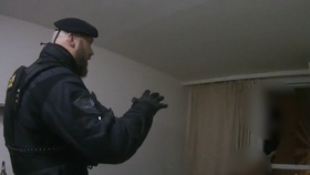 Policisté zachránili život muži, který chtěl skočit z okna v Praze 4