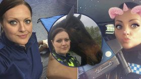 Policistka má slabost pro selfie. Podle některých tím znevažuje práci policie.