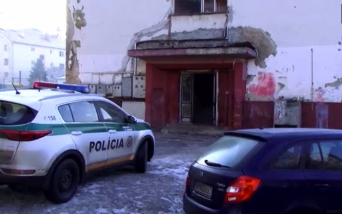 V jednom bytovém domě na Slovensku našli sousedé dvě mrtvoly. Úmrtí spolu prý nesouvisí.