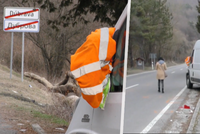 Namol opilý policista způsobil v Dúbravě vážnou bouračku: Z auta ho vyprošťovali hasiči i místní