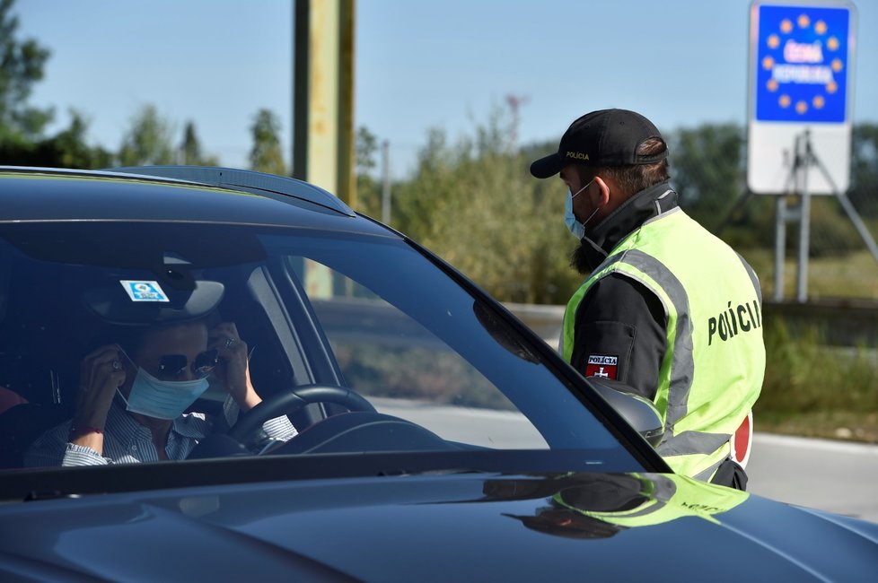 Slovenští policisté kontrolují řidiče na slovensko-českých hranicích (18. 9. 2020)