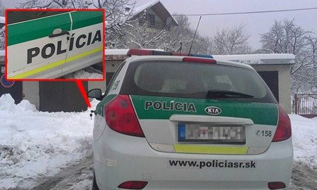 Policisté auto zaparkovali a pak odešli. Klíče nechali ve dveřích.