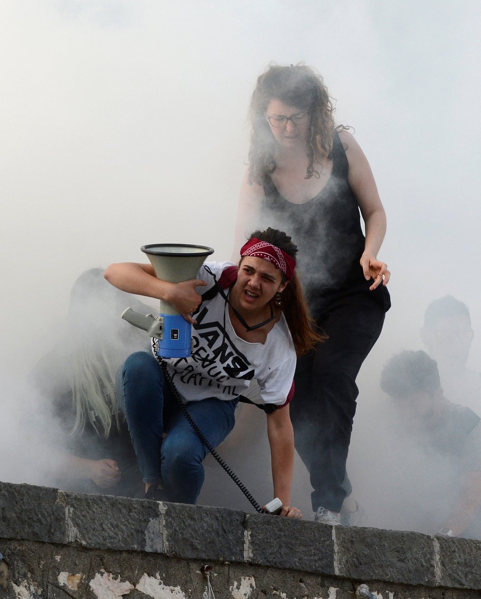 Tisíce lidí na Sicílii protestovaly proti summitu G7: Policie demonstranty rozehnala slzným plynem.