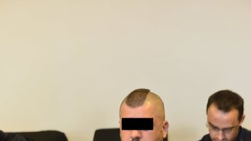 Při eskortě jim zemřel zadržený muž: Policisté z Prahy čelí obžalobě kvůli násilí.