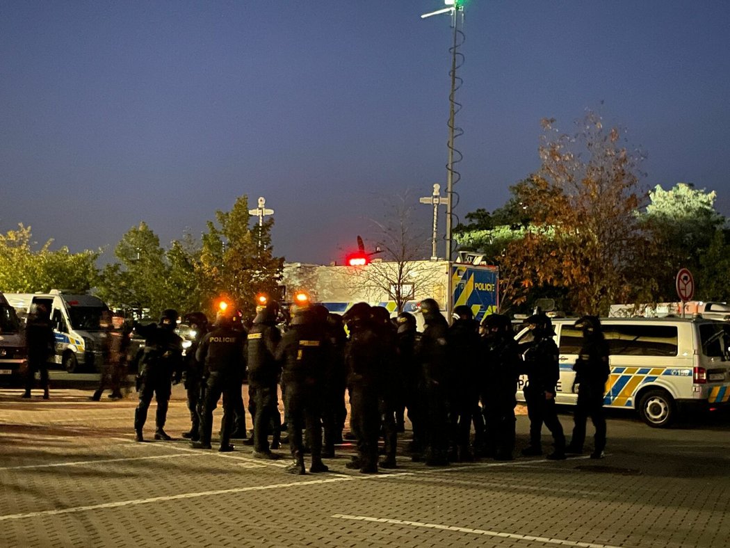 Policie po vyhroceném dění na ochozech zamířila do útrob stadionu