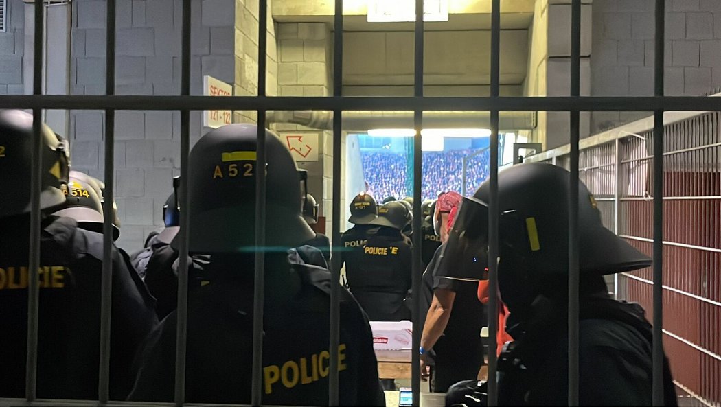 Policie po vyhroceném dění na ochozech zamířila do útrob stadionu