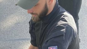 Policisté speciální jednotky Temelín poskytli první pomoc seniorovi, který havaroval na kole.