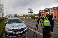 Po dálnici D10 uháněl opilý cyklista: Naboural i do policistů