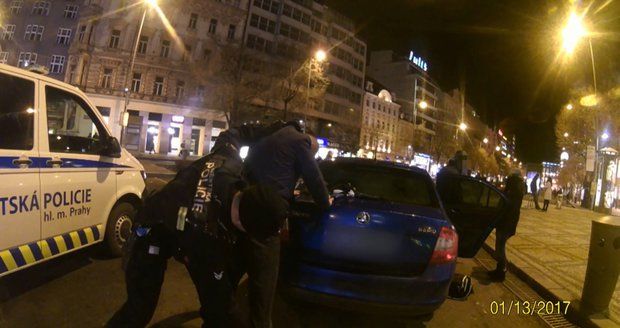 Mladíci v Brně ukradli auto a jeli do Prahy: Strážníci je odhalili díky přestupku