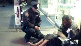 Hit internetu: Strážník věnoval bezdomovci boty s ponožkami