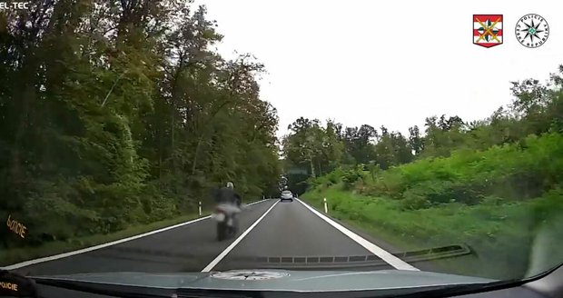 Šílený motorkář na Hodonínsku: Policisty předjížděl na plné čáře 