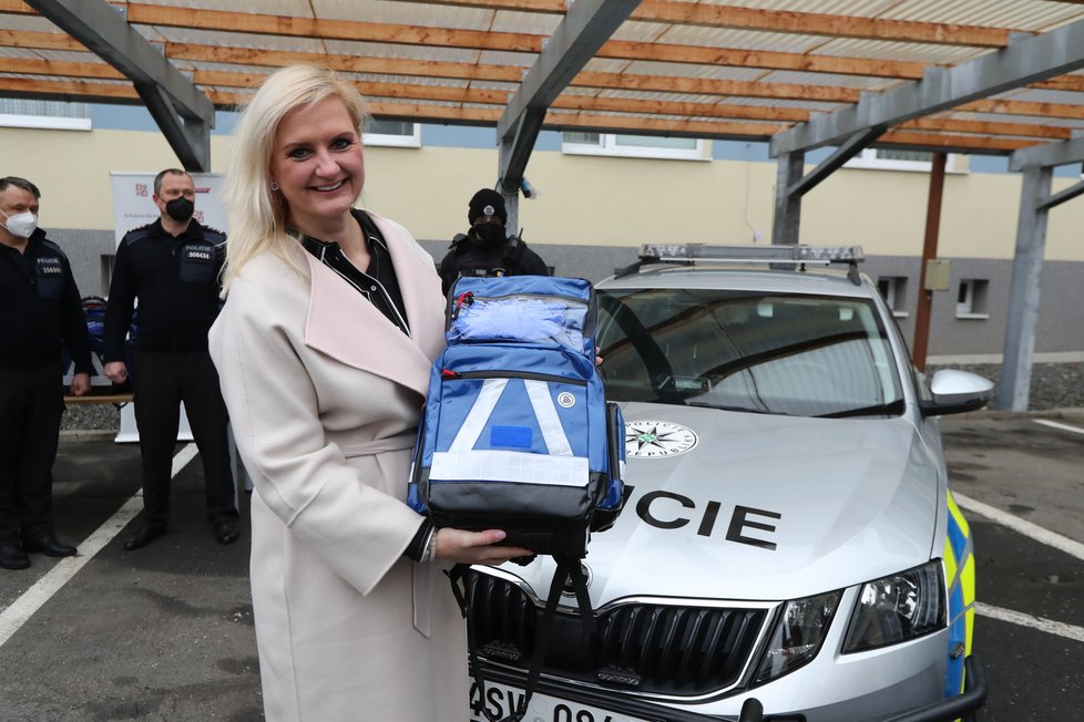 Batohy se zdravotnickou výbavou předávala i hejtmanka Středočeského kraje Petra Pecková (STAN).