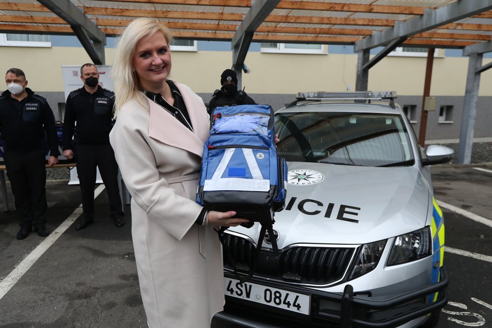 Batohy se zdravotnickou výbavou předávala i hejtmanka Středočeského kraje Petra Pecková (STAN).