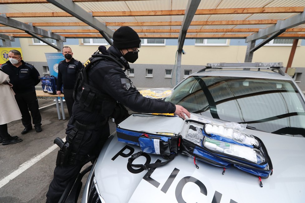 Všechny středočeské policejní prvosledové hlídky mají od ledna 2022 rozšířené zdravotnické vybavení, a to o zdravotnické batohy včetně defibrilátoru. (25. leden 2022)