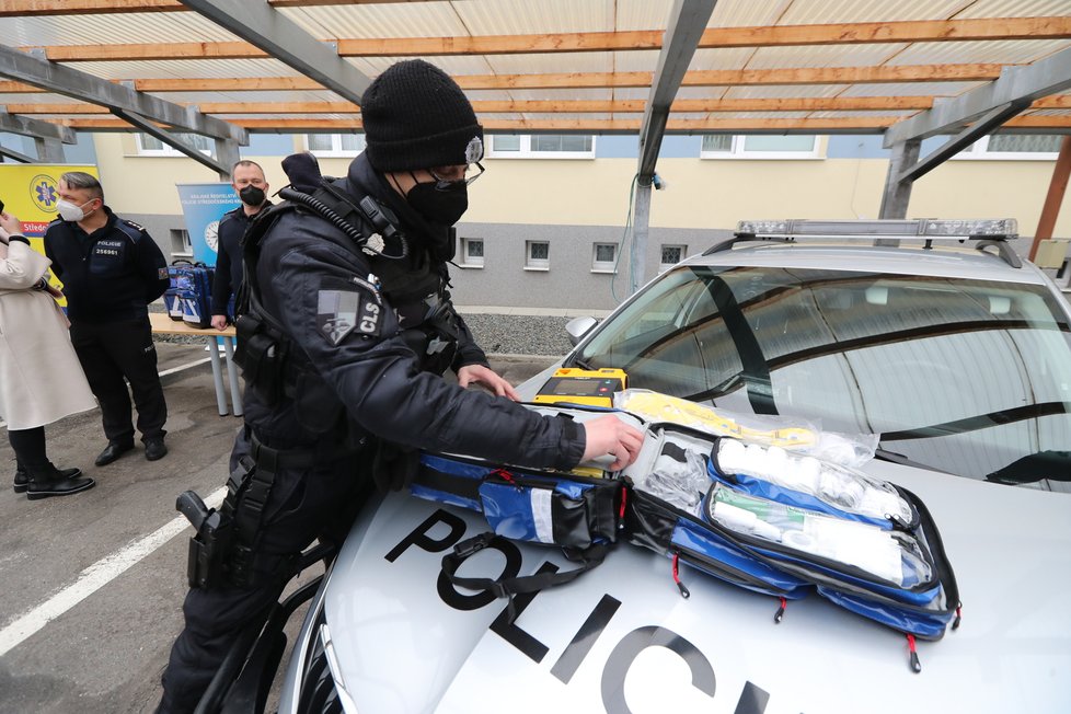 Všechny středočeské policejní prvosledové hlídky mají od ledna 2022 rozšířené zdravotnické vybavení, a to o zdravotnické batohy včetně defibrilátoru. (25. leden 2022)