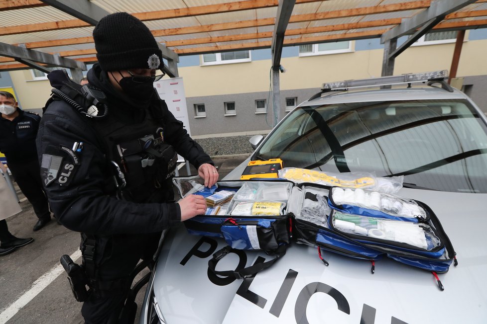 Všechny středočeské policejní prvosledové hlídky mají od ledna 2022 rozšířené zdravotnické vybavení, a to o zdravotnické batohy včetně defibrilátoru. (25. leden 2022)